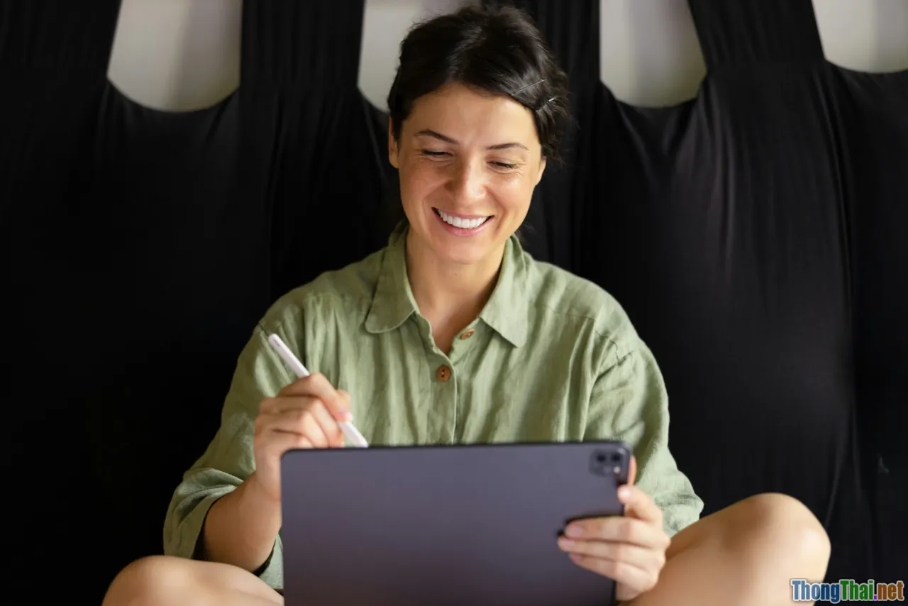 airline email promotion, laptop, notification bell