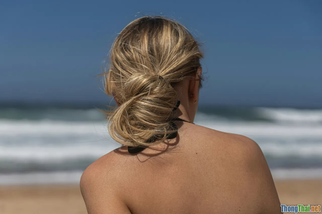 beach waves hairstyle, young woman