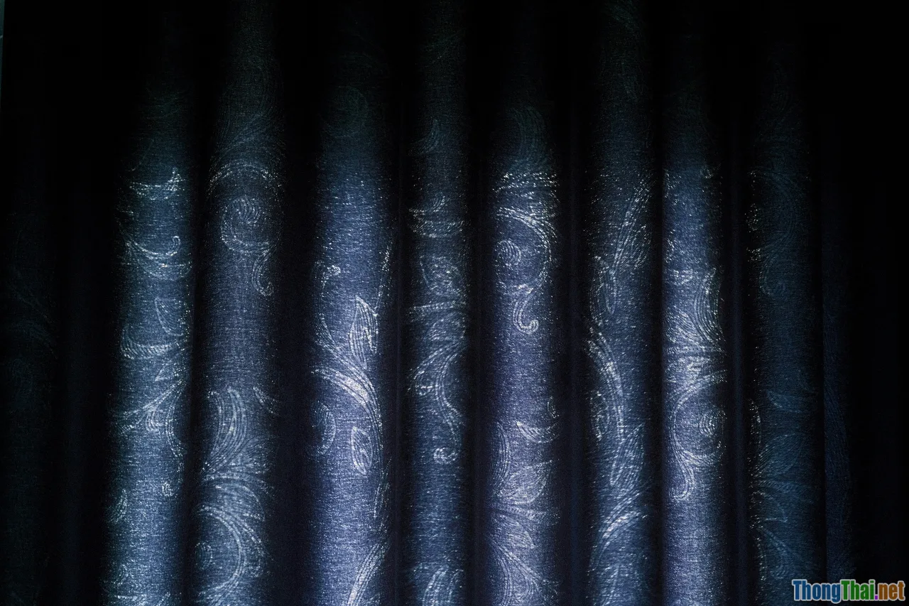 cheap curtain, cost-saving, poor quality