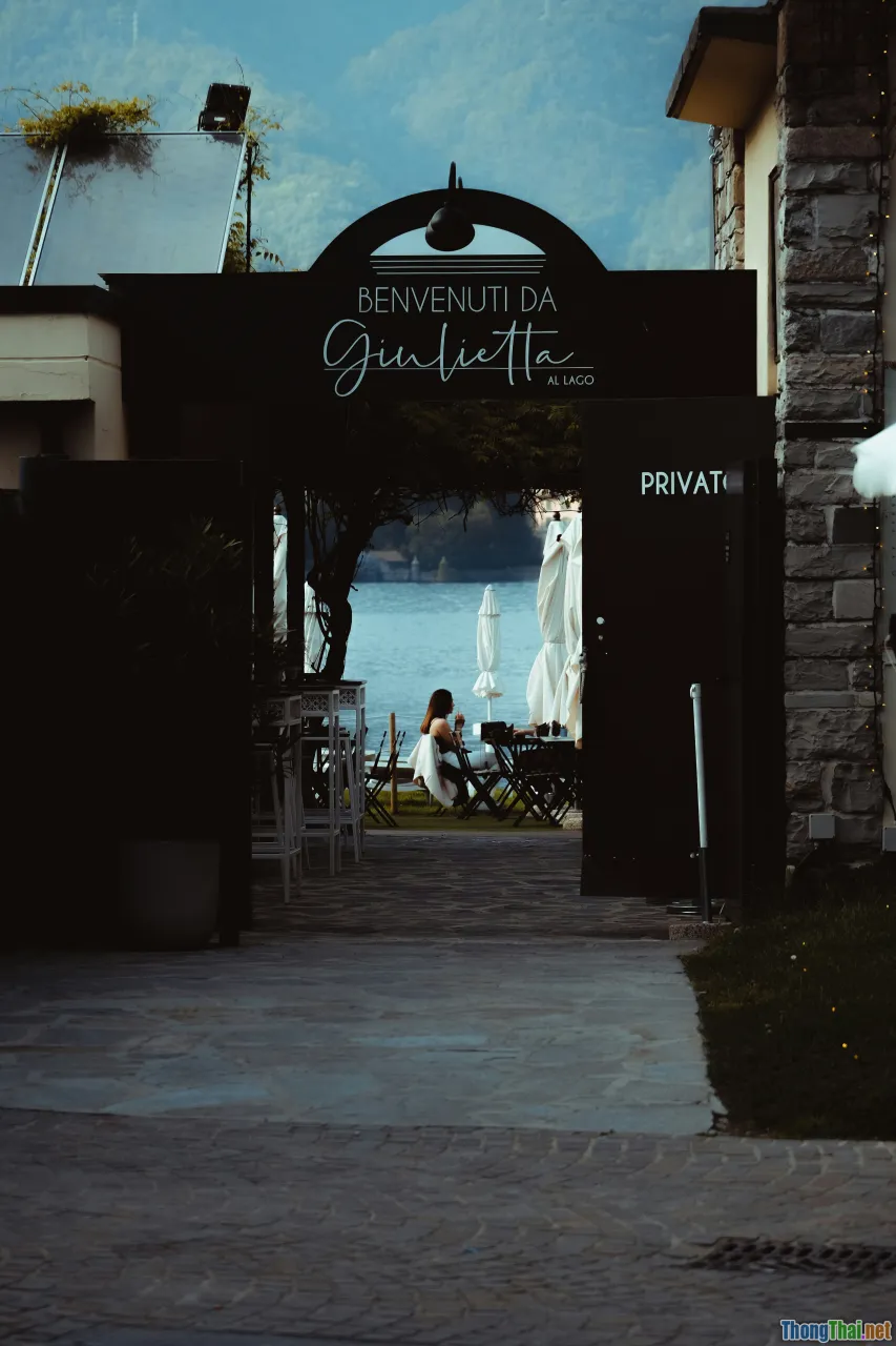 coffee shop, greeting, farewell