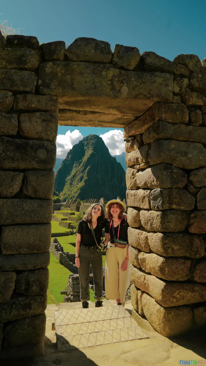 couple vacation, guided tour, travel agency