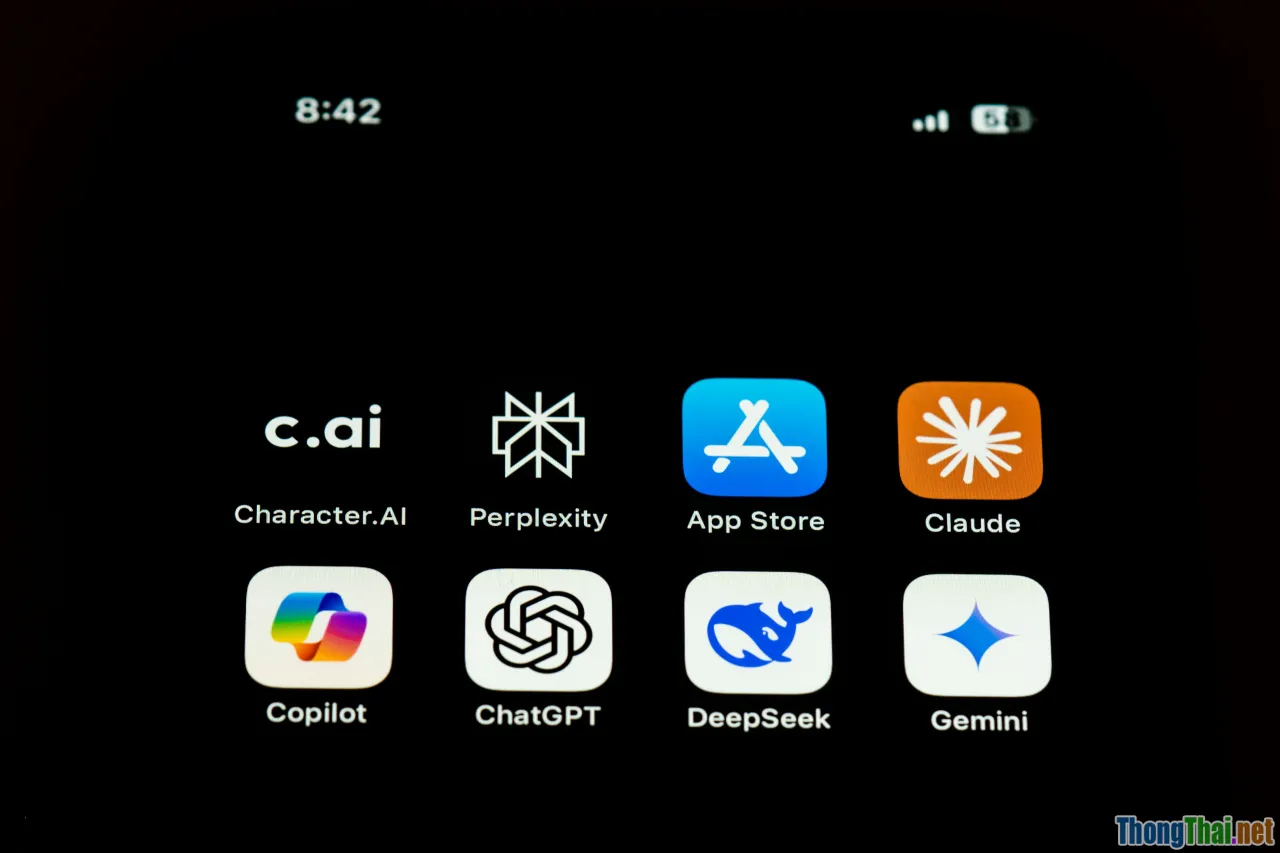 cydia store, iphone home screen, app themes