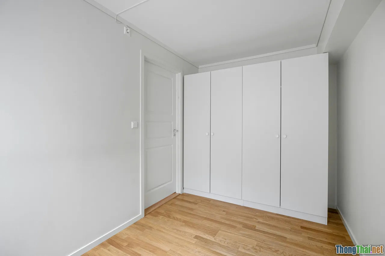 decluttering, minimalism, empty room