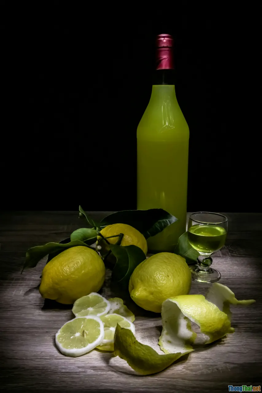 detox water, lemon cucumber, water bottle