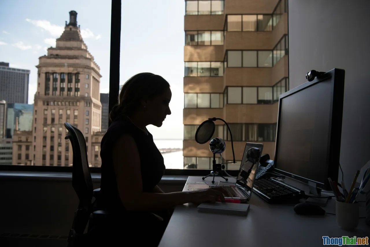 economic news, salary delay, professional office agenda