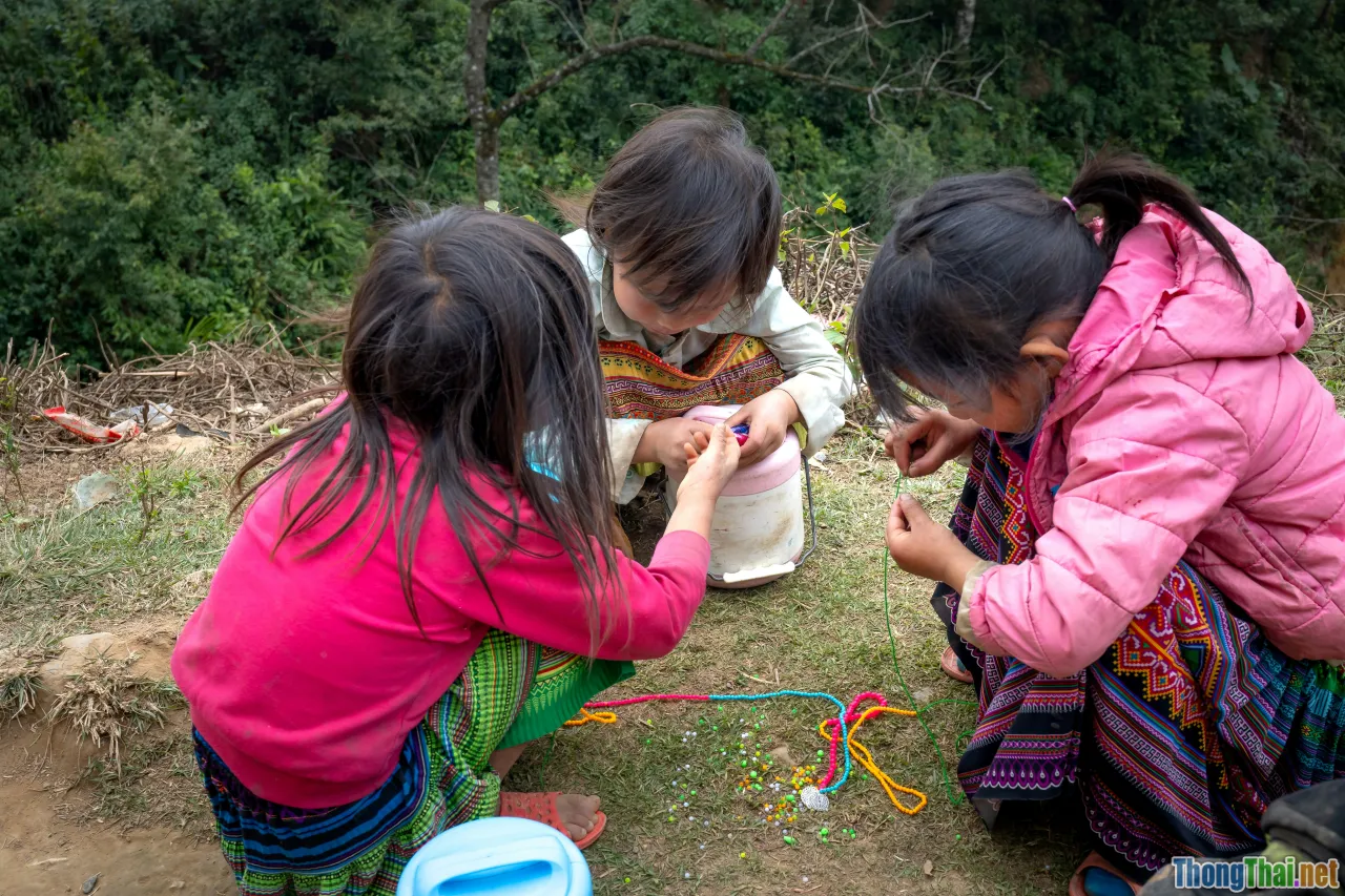 family crafting, children handicraft, community eco project