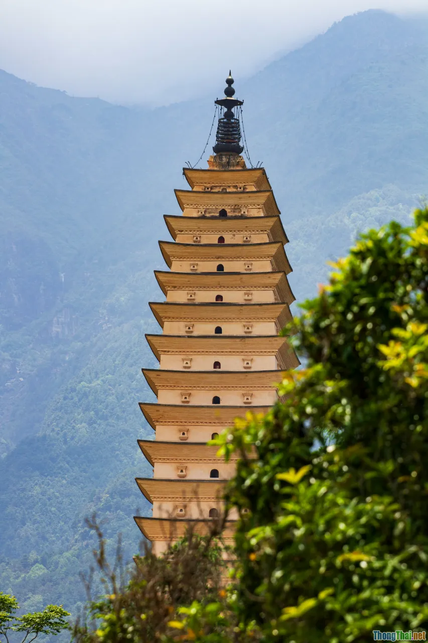 famous pagodas Vietnam