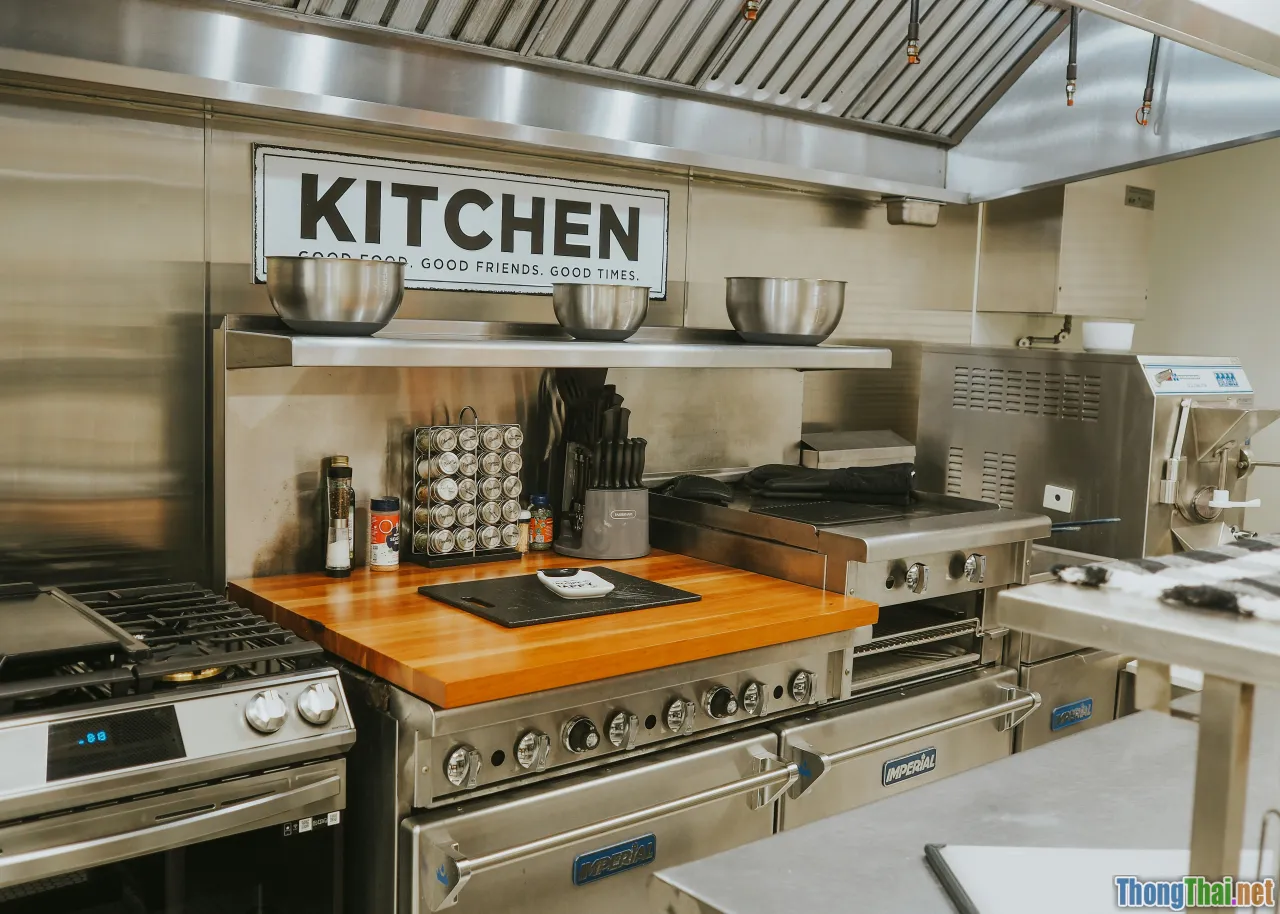 feng shui kitchen, sunlit kitchen, positive energy kitchen