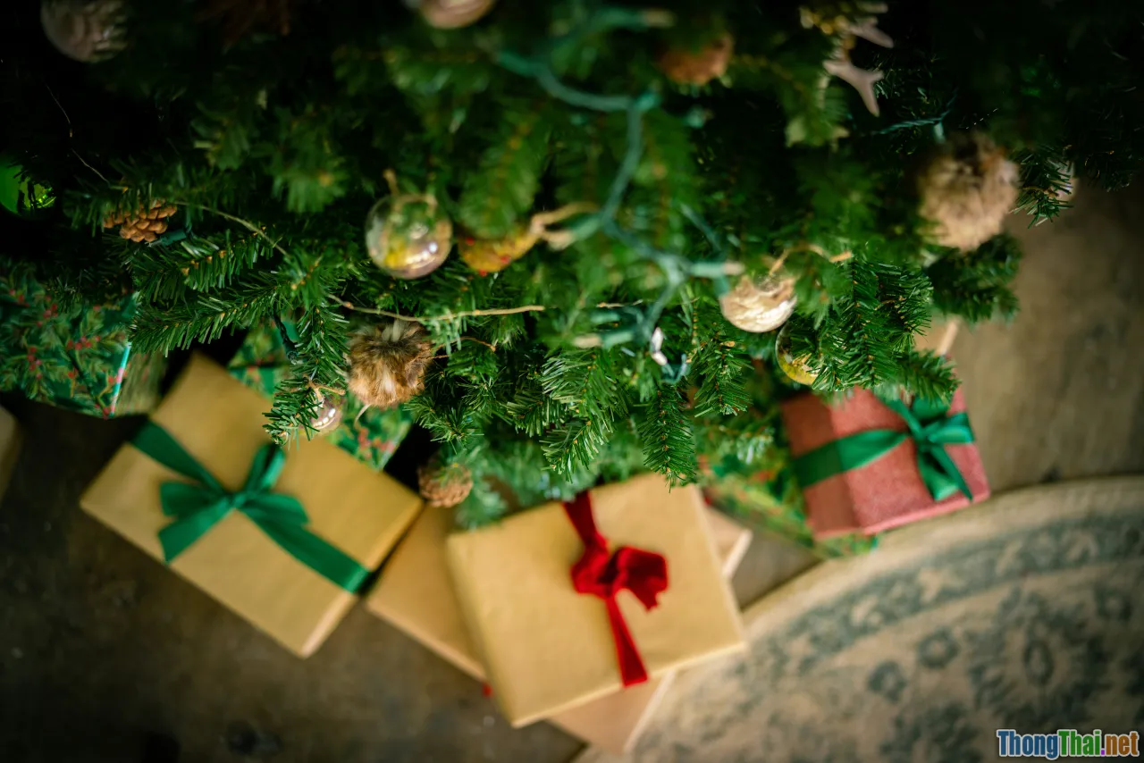 festive crafts, diy supplies, holiday decor, budget materials