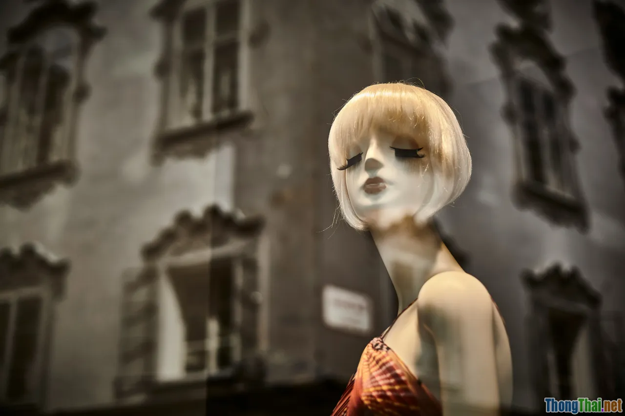 French haircut, street style, Paris woman