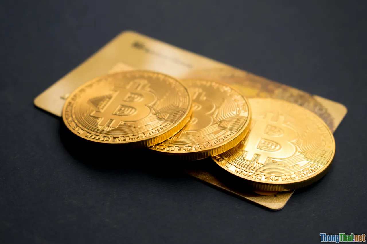 gold vs bitcoin, macro economy