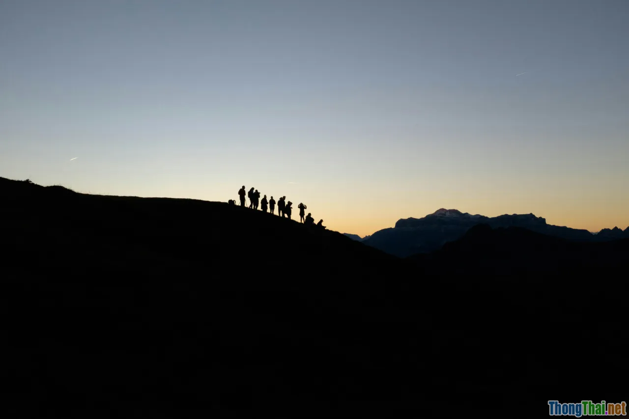 group photography, outdoor adventure, sunrise trek