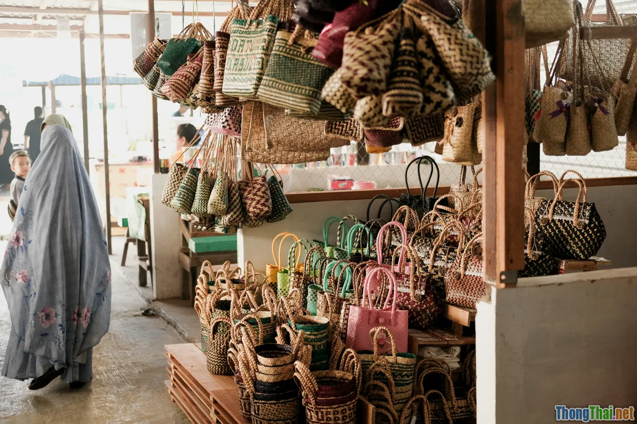 handmade vintage bag shop, local craft market