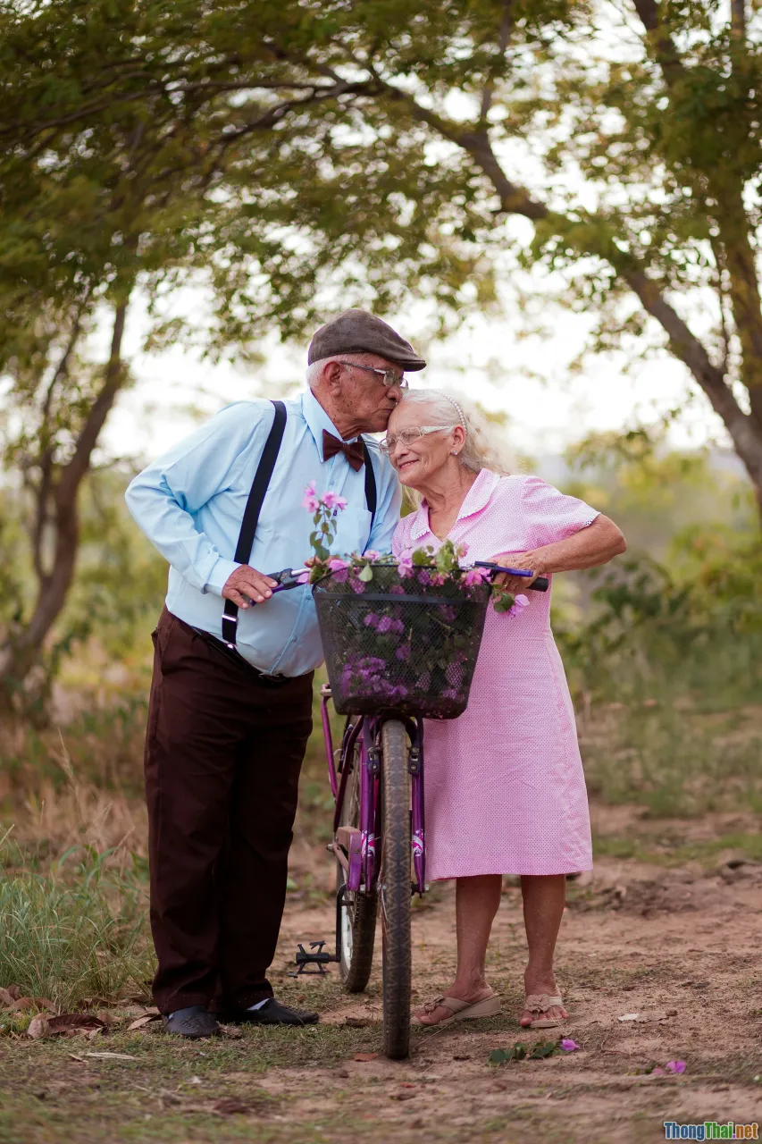 happy old couple, sunset, financial independence