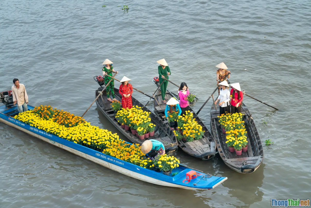 Hon Chen Temple, boat procession, colorful costumes