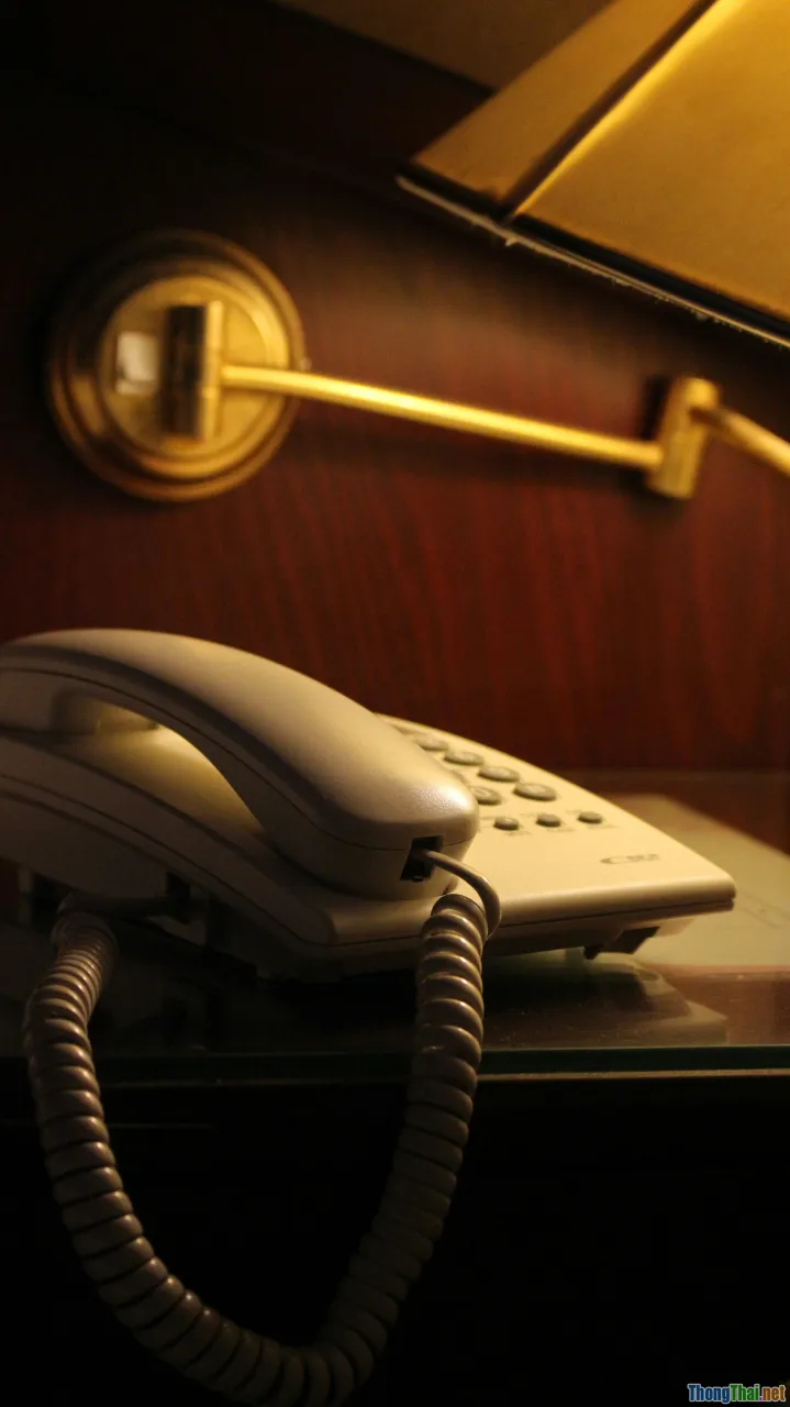 hotel front desk, negotiation, phone call, late check-in