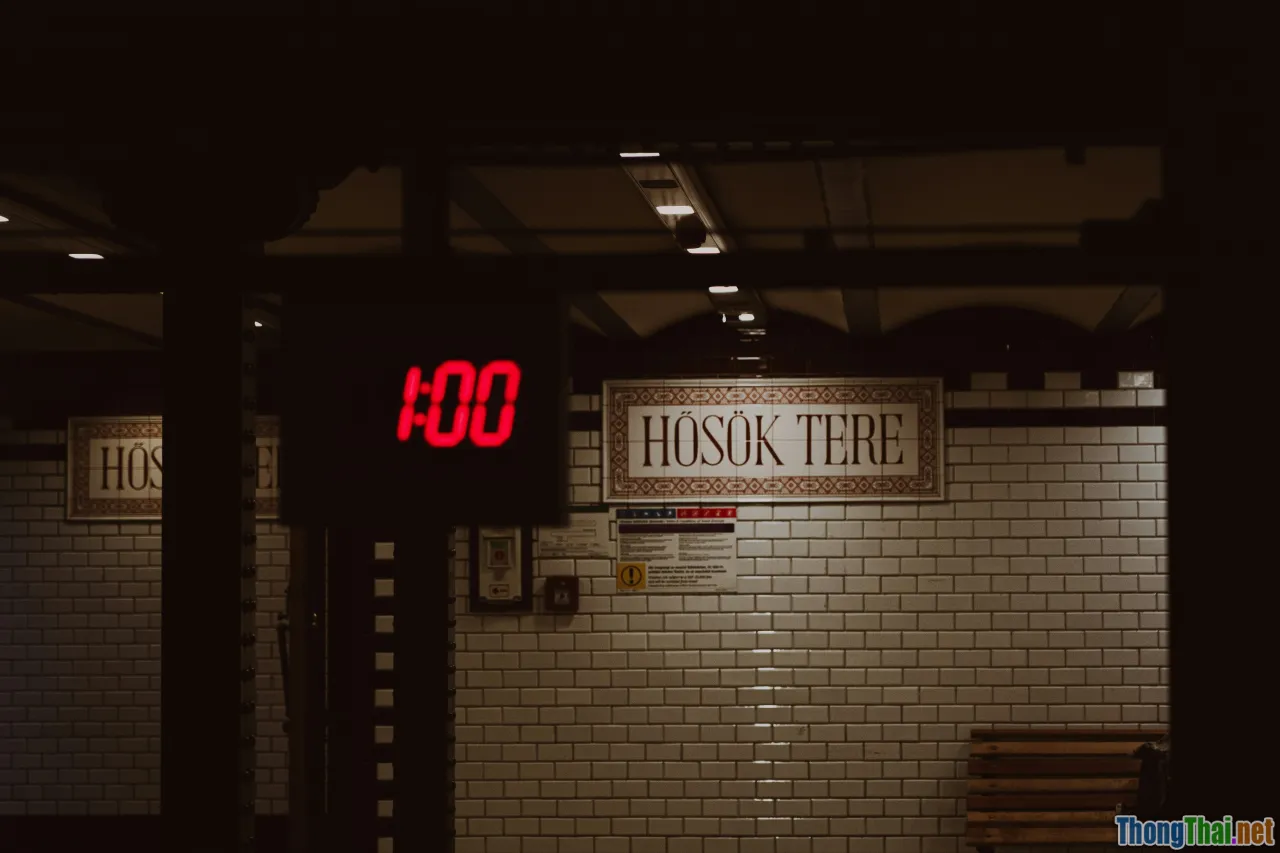 hourglass, missed train, domino effect