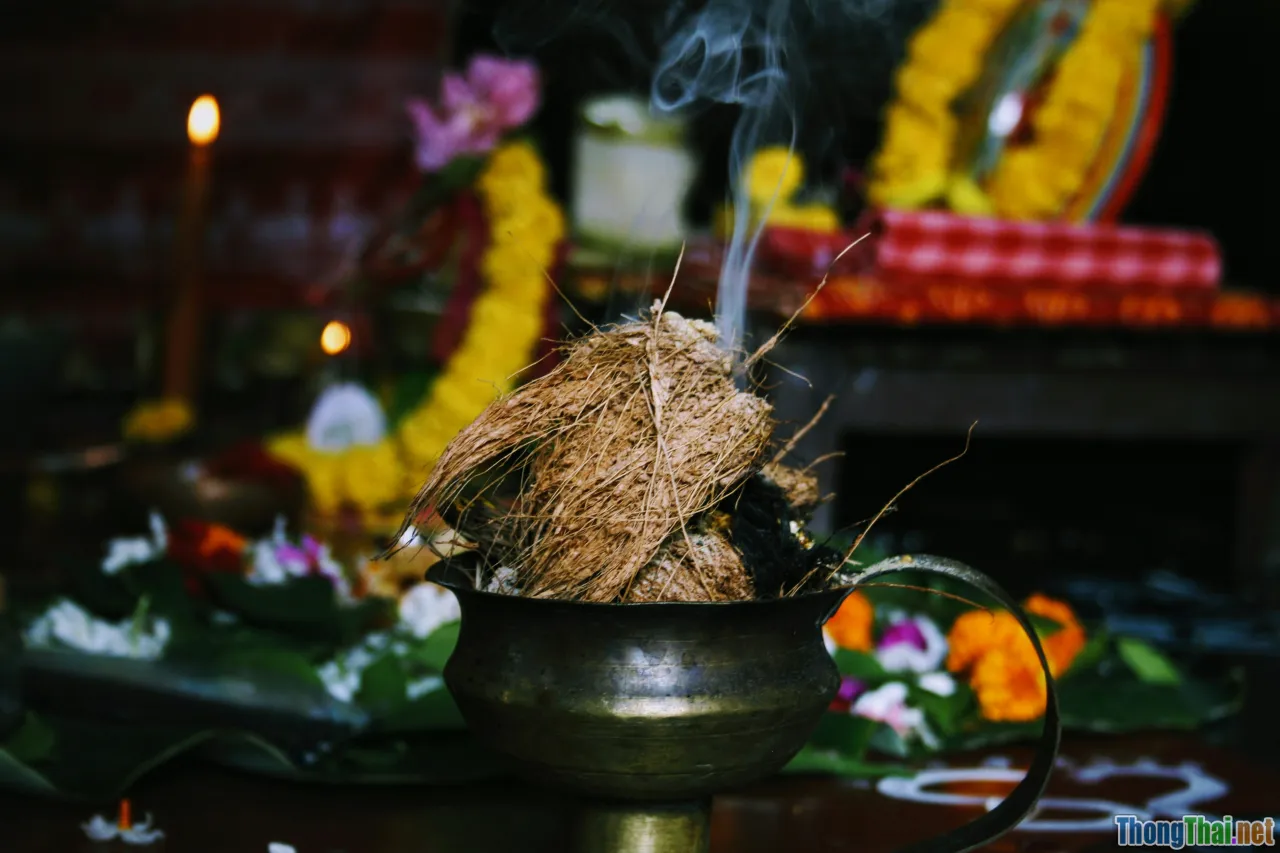 Hue night festival, traditional ritual, incense offering