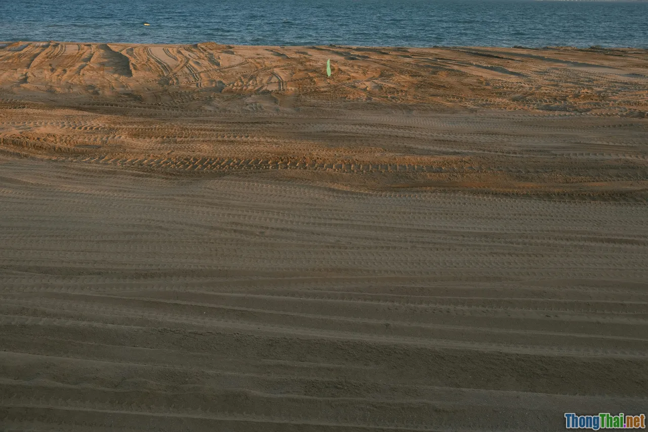 kitesurfing, sand dunes, paddle board, cycling