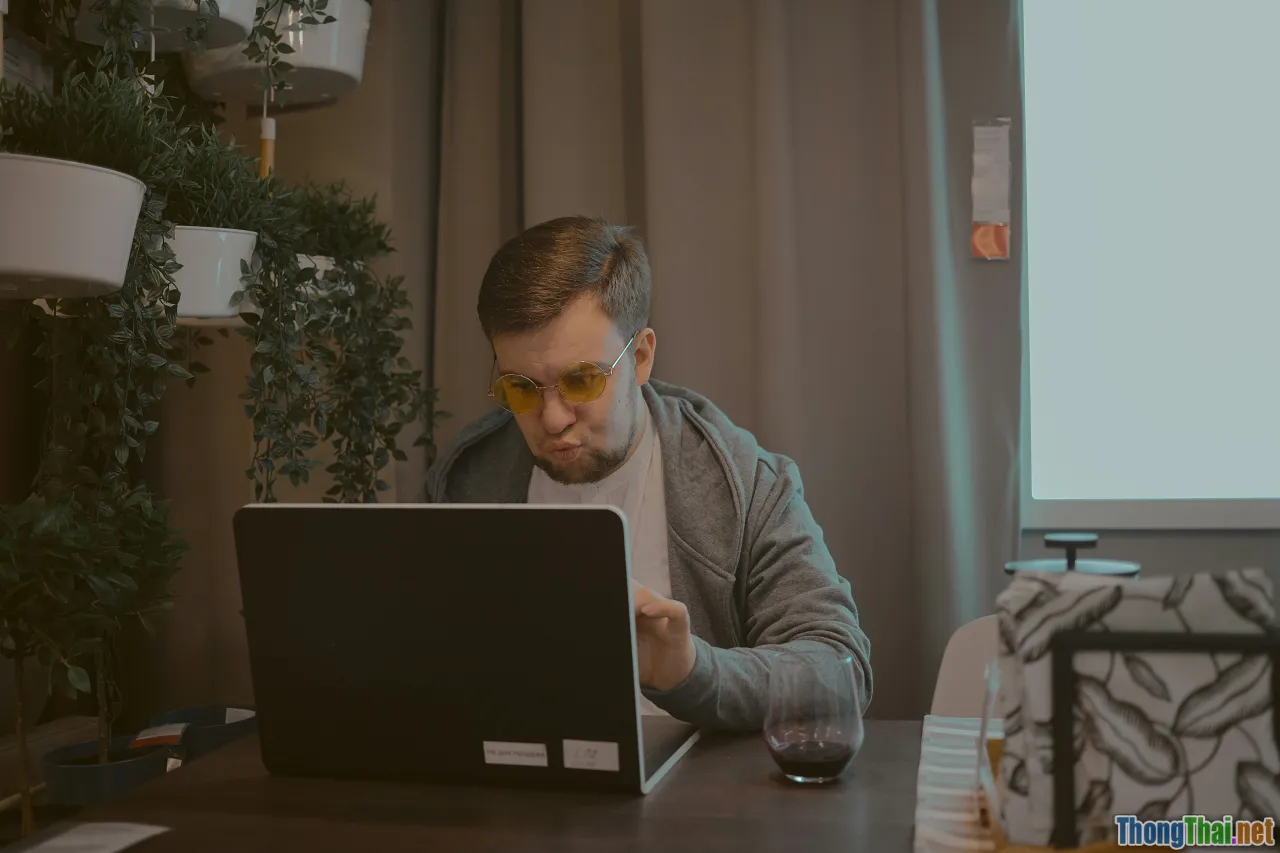 laptop, cloud upload, people working