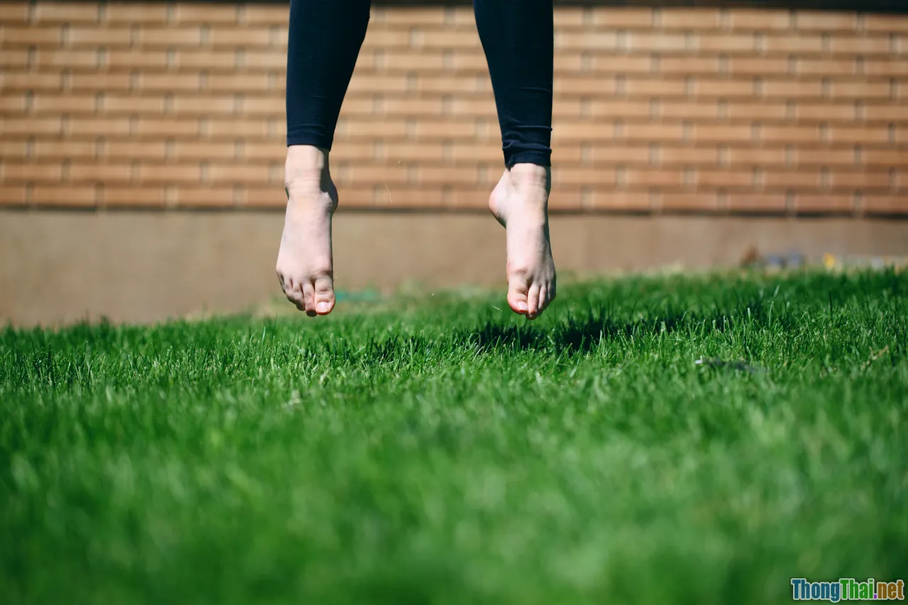 mindful body, feet on grass, awareness walking