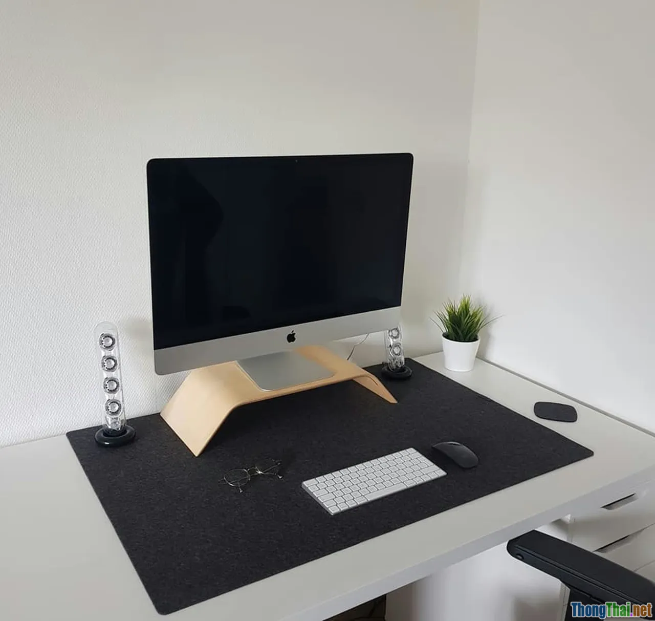 minimalist workplace, simple hacking