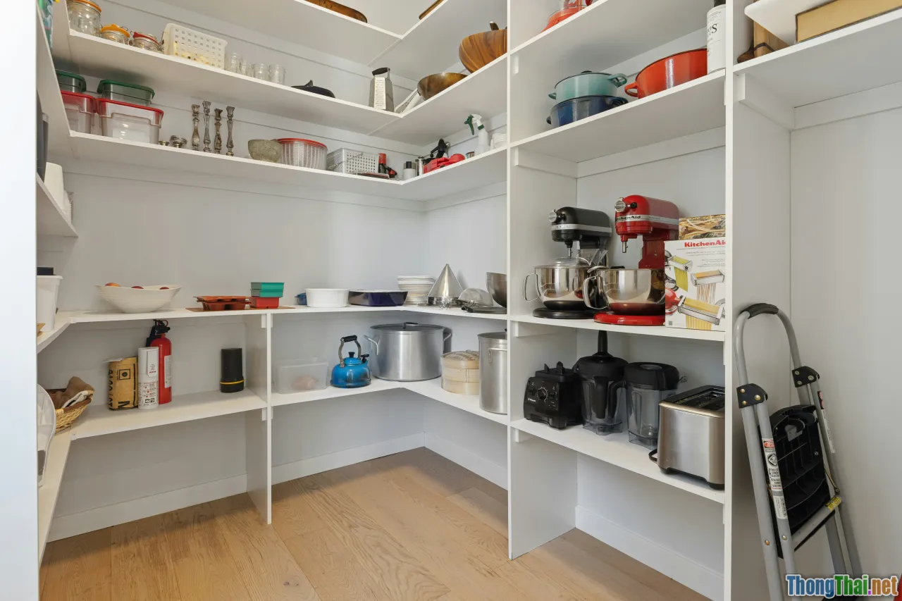 organized kitchen, minimalist kitchen, tidy kitchen