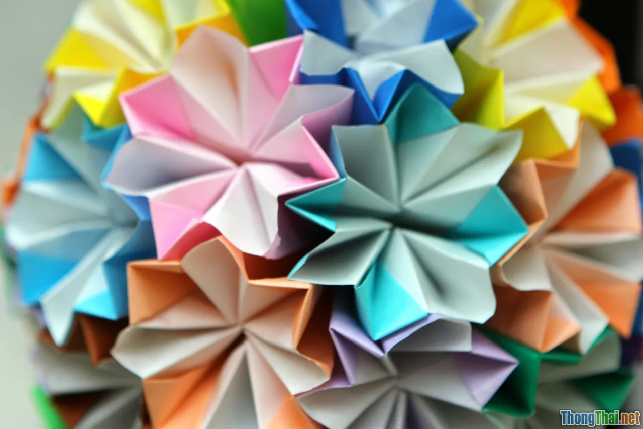 origami wreath, recycled paper, modular design, pastel colors