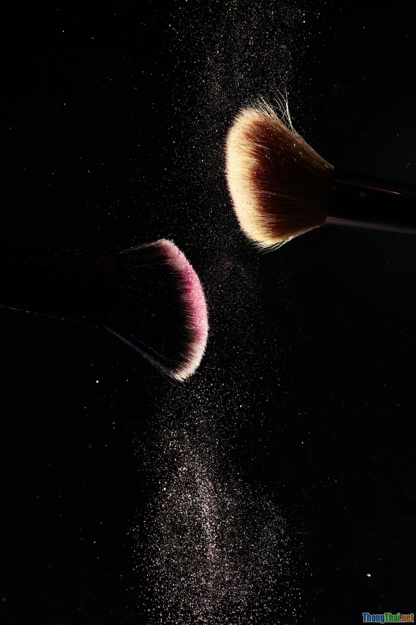 powder brush, makeup step, applying powder