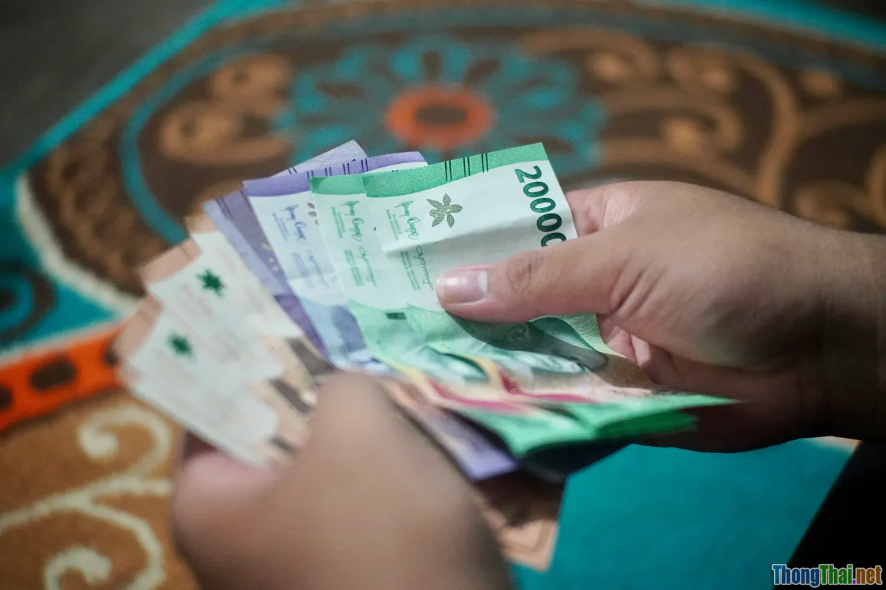 proactive finance plan, hands holding money