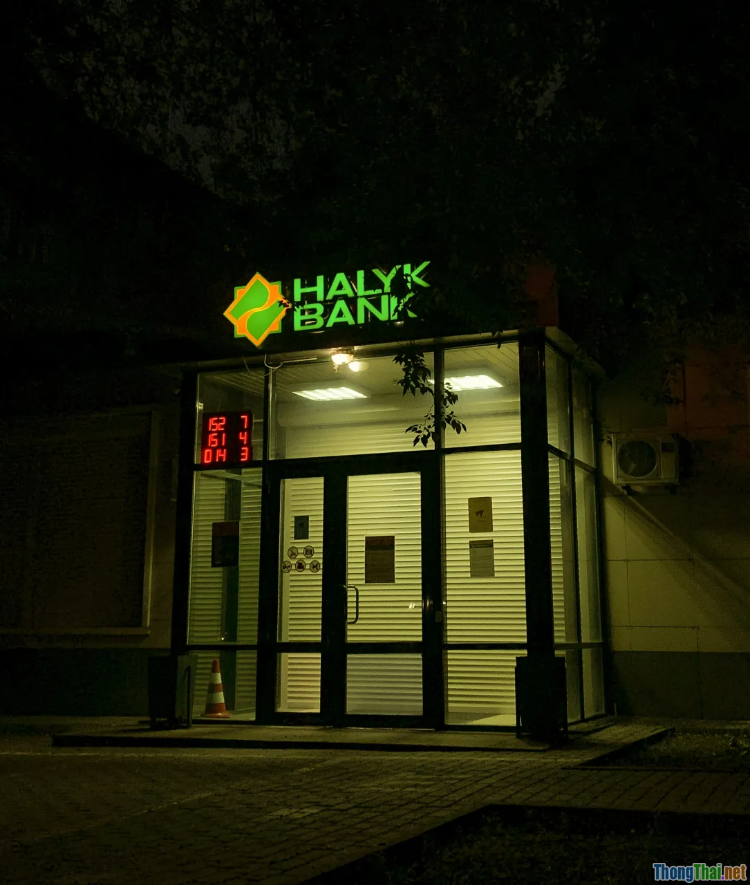 savings, elderly, bank