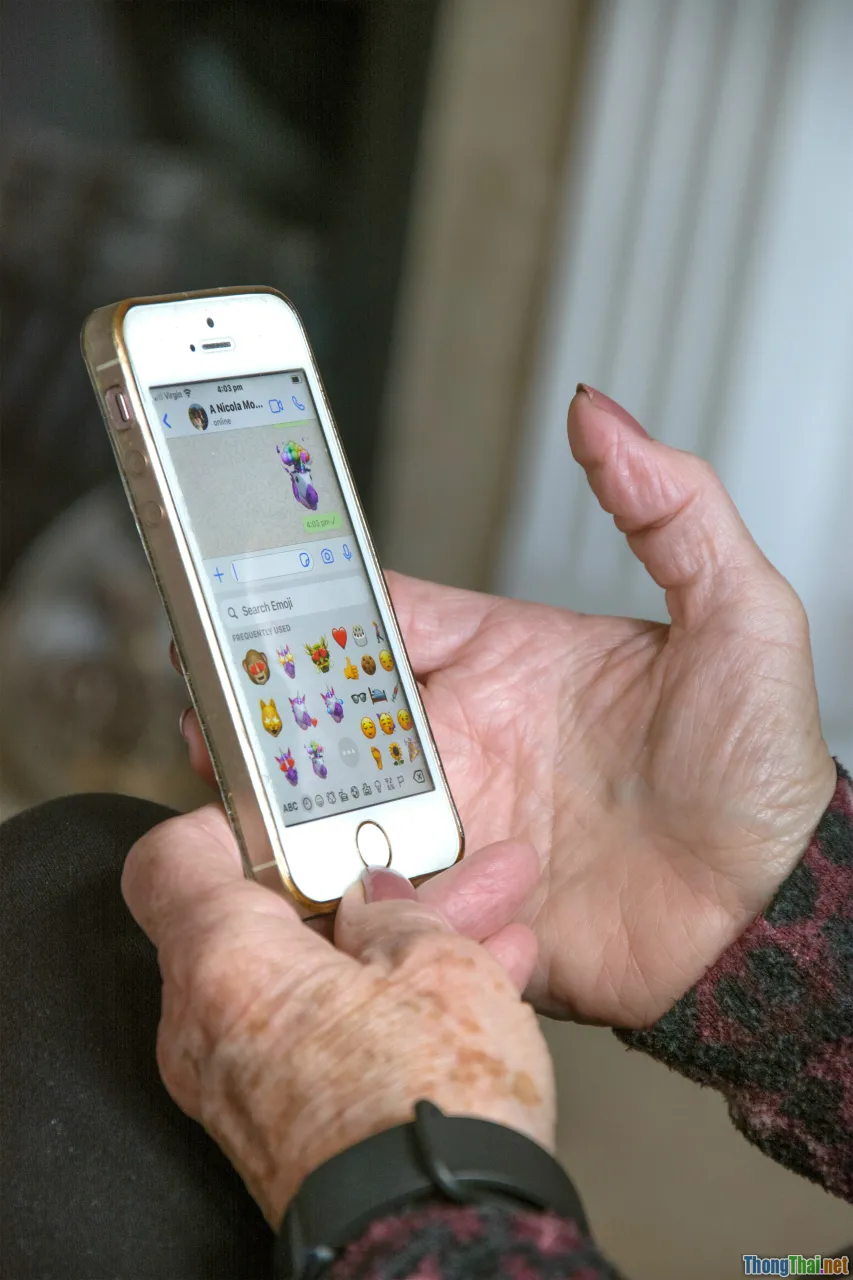 senior phone, travel apps elderly, smart elderly device