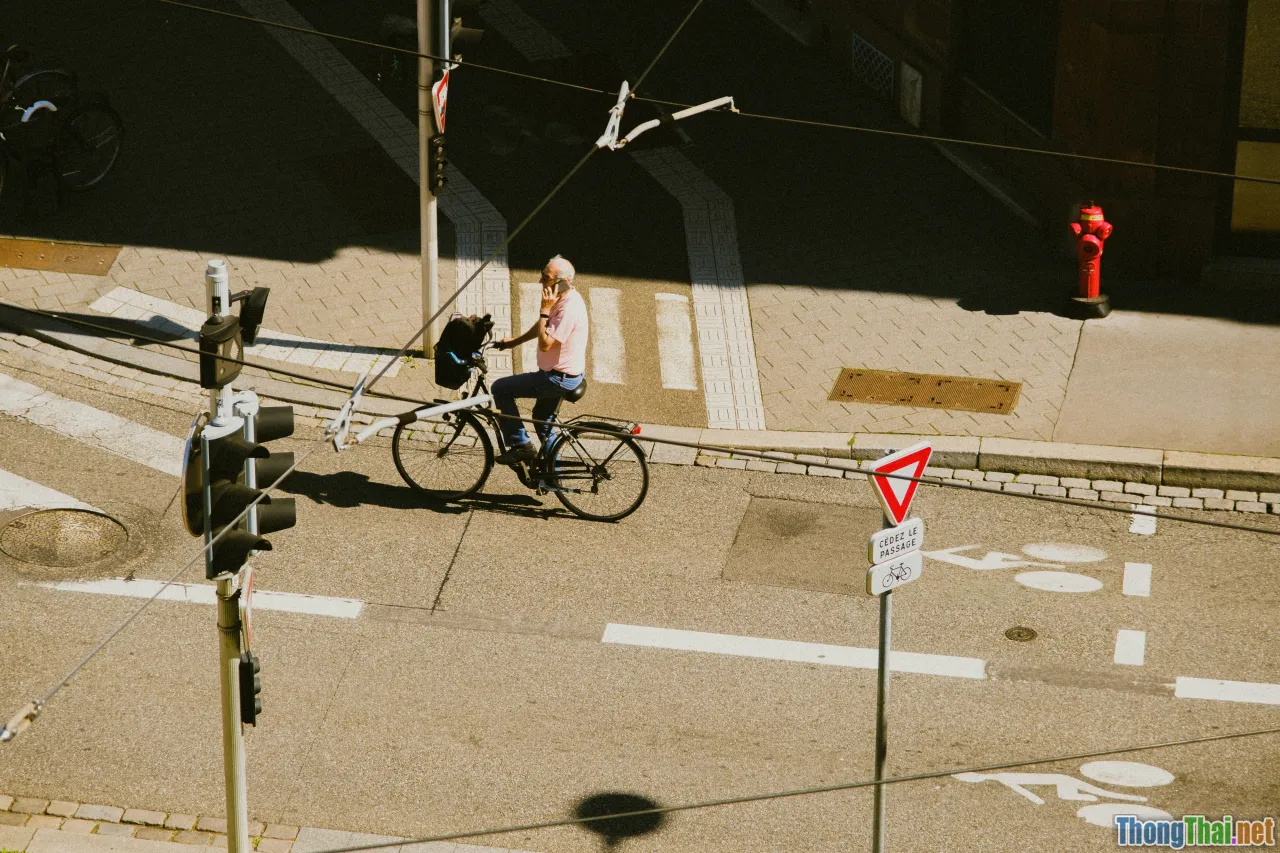 student walking, city bike, street map