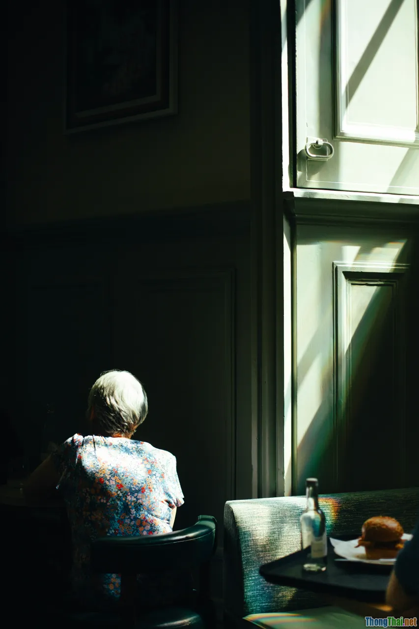 sunlight elderly, vitamin D illustration