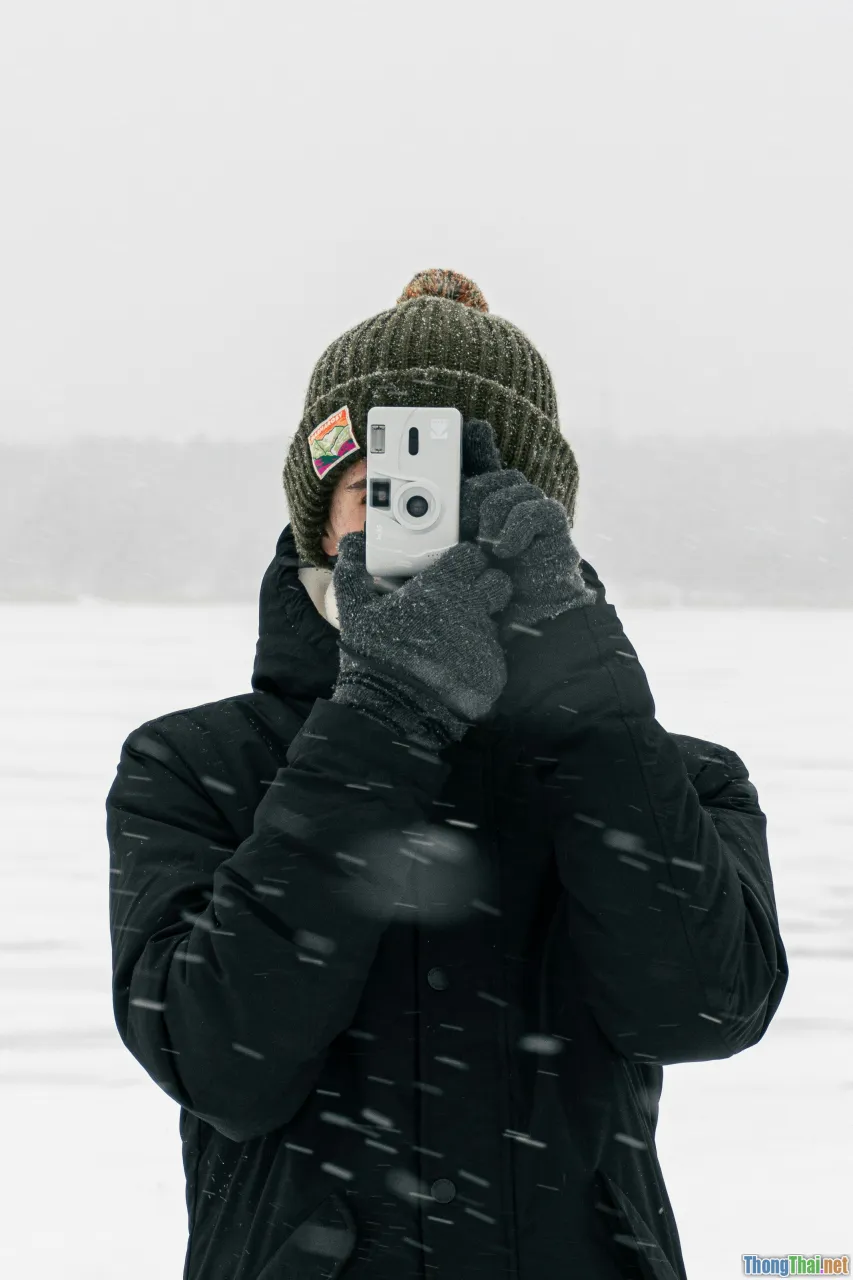 taking photos, smartphones, snow self-portrait