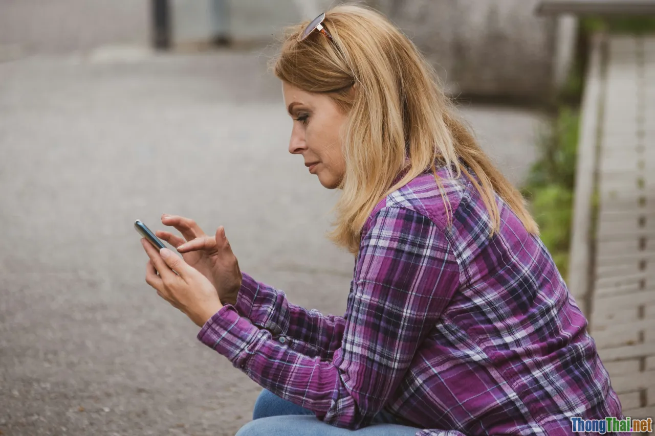 technology overload, stressed adult, smartphone addiction