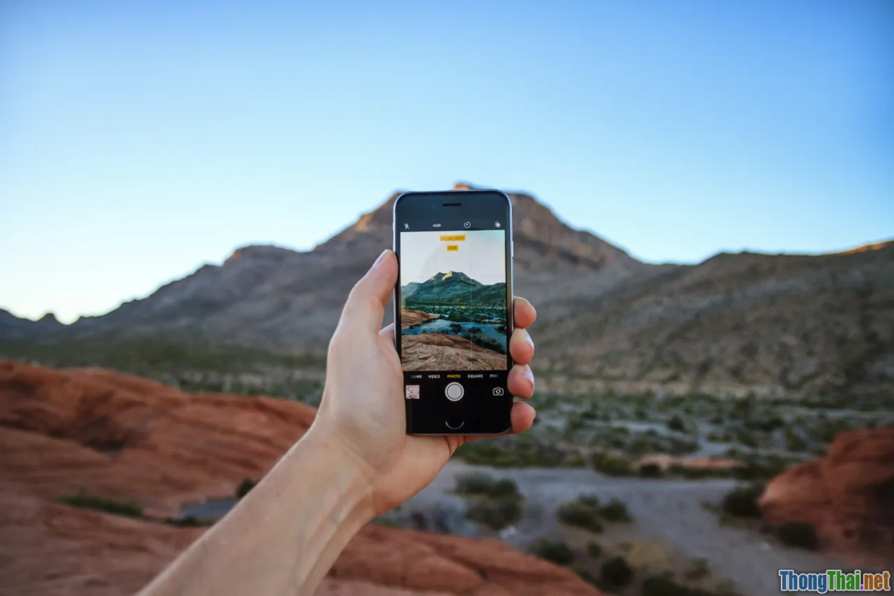 travel app, smartphone, technology group trip