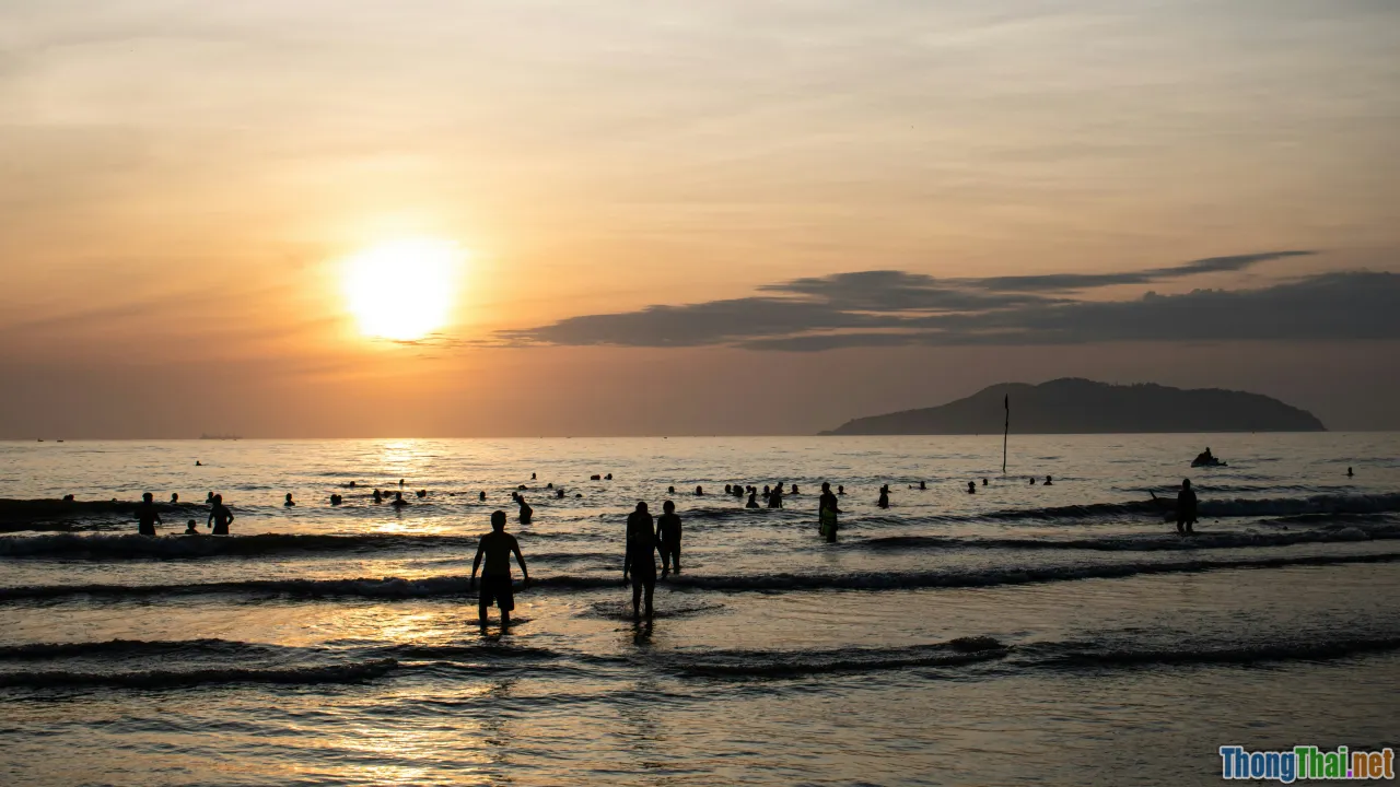 travel rebound, central vietnam, beach sunrise, tourist crowd
