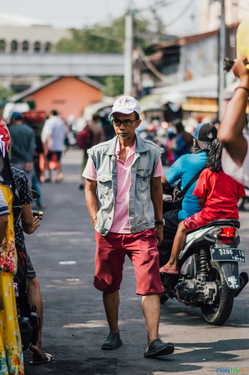 Vietnamese men fashion, local sneaker, trend crowd