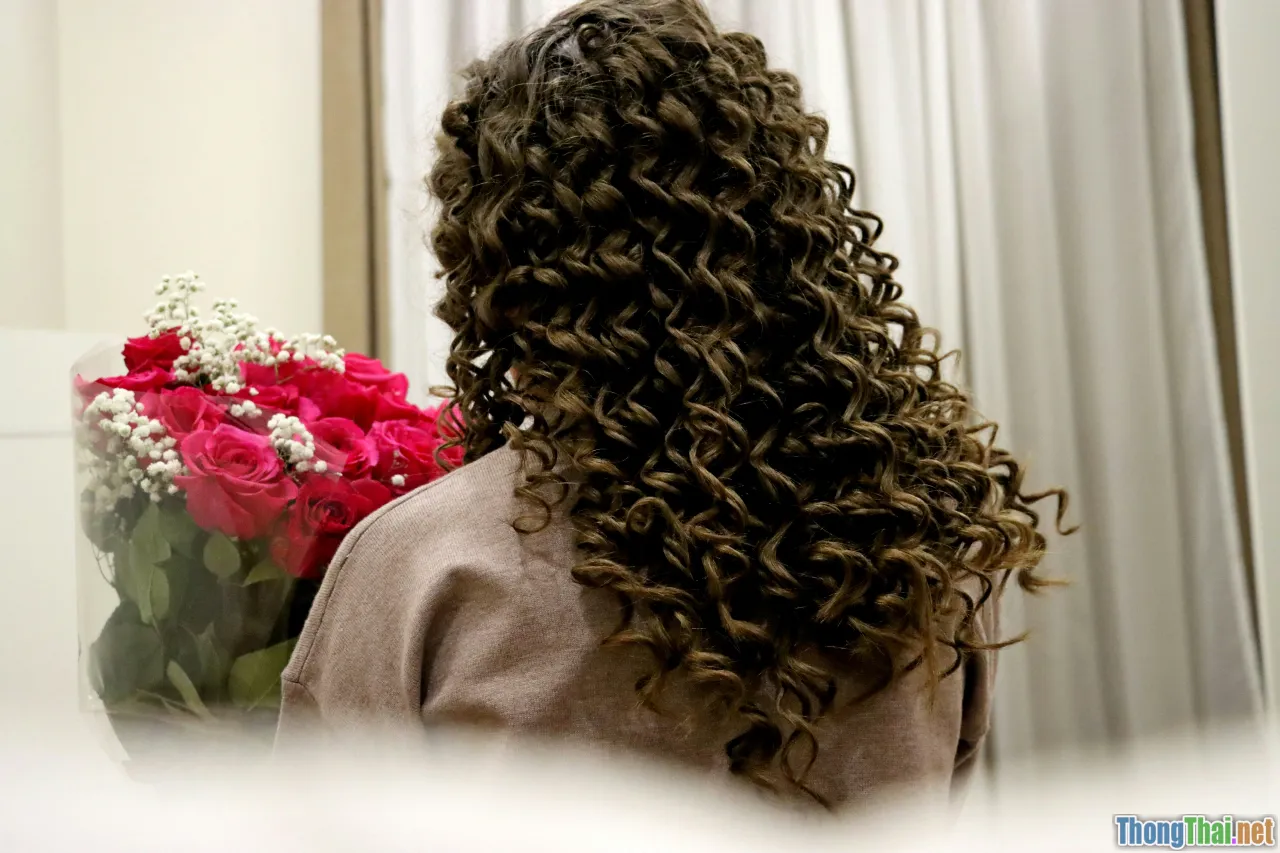 wavy hair, soft curls, modern style