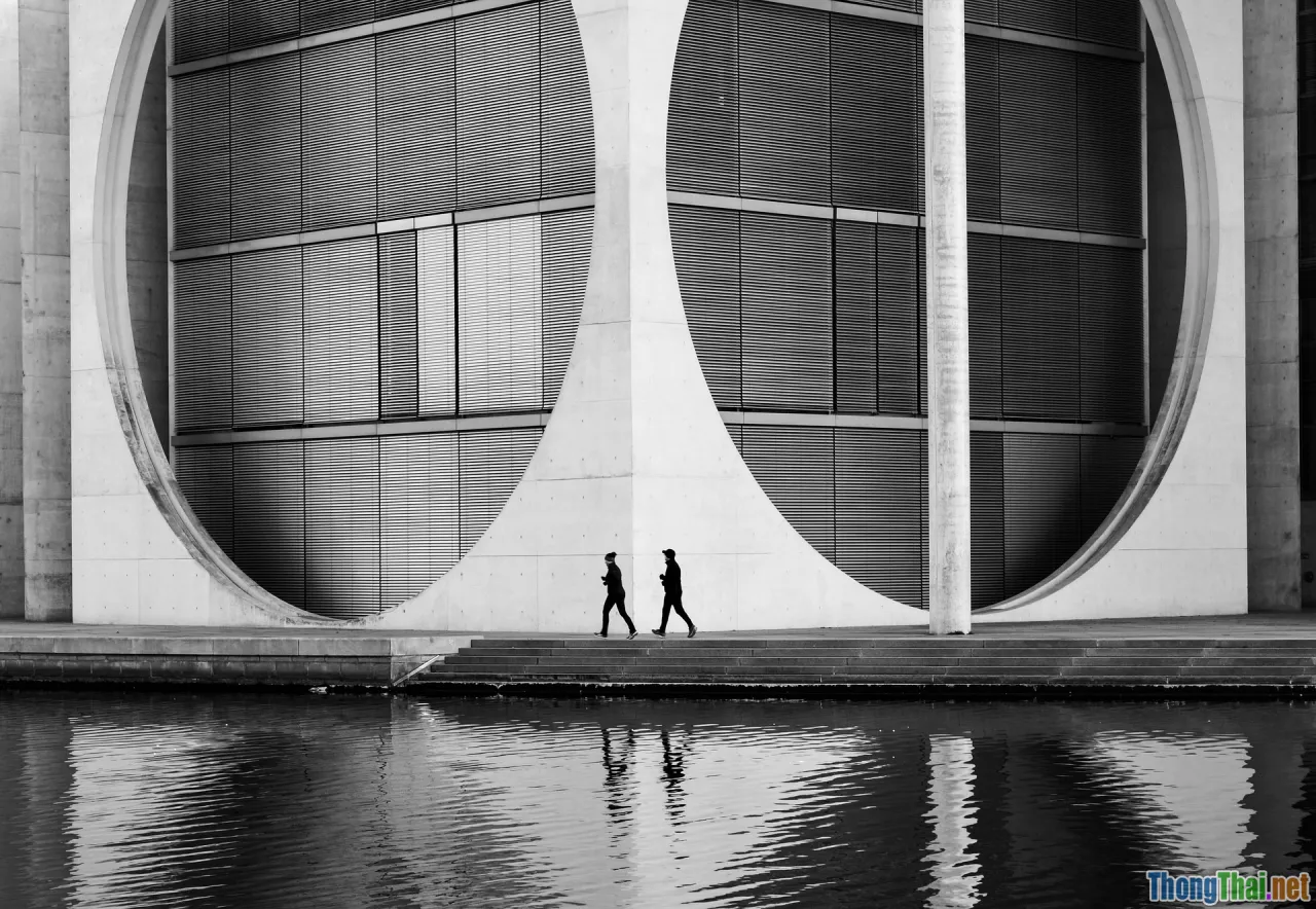 action in progress, moving circle, mid-process