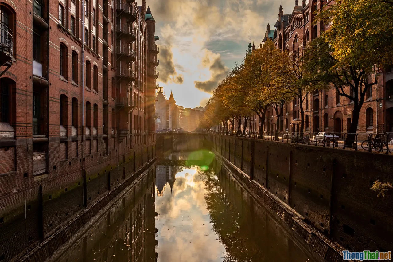 AMR robots, edge computing, fleet management, warehouse