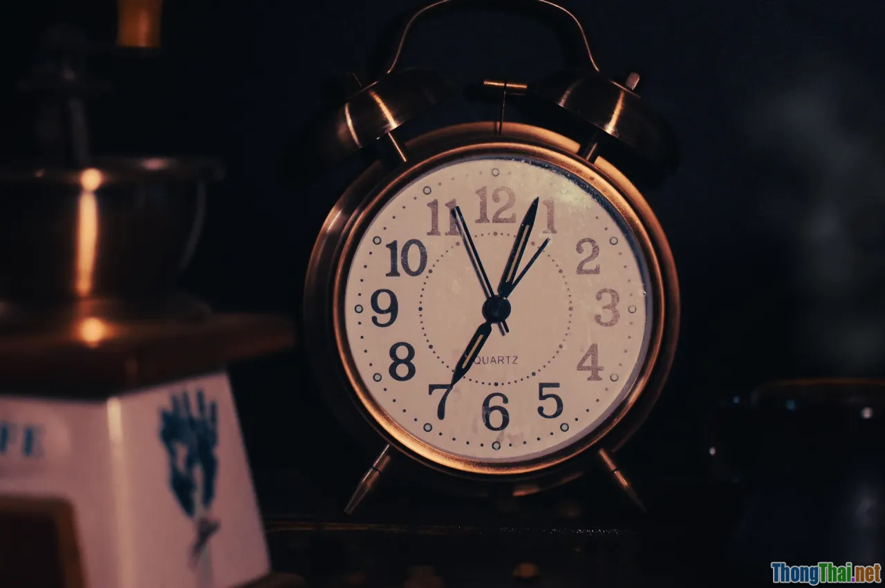 bedtime routine, alarm clock, night habits