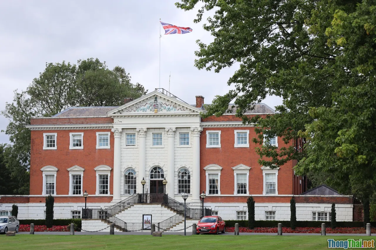 British Council logo, students practicing online