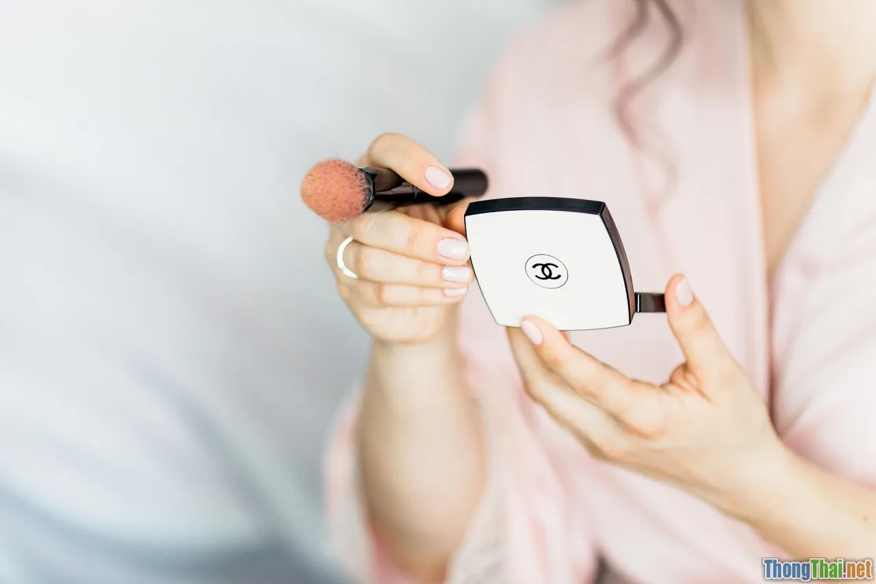 brush technique, laying off, wet edge, hand angle