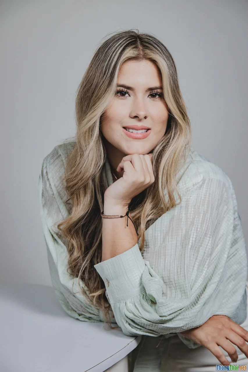 business attire, body language, smile