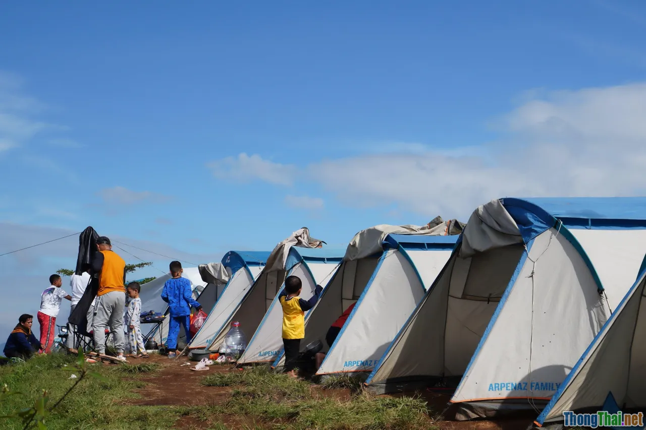 campfire, foggy campsite, sunrise camping, adventure group