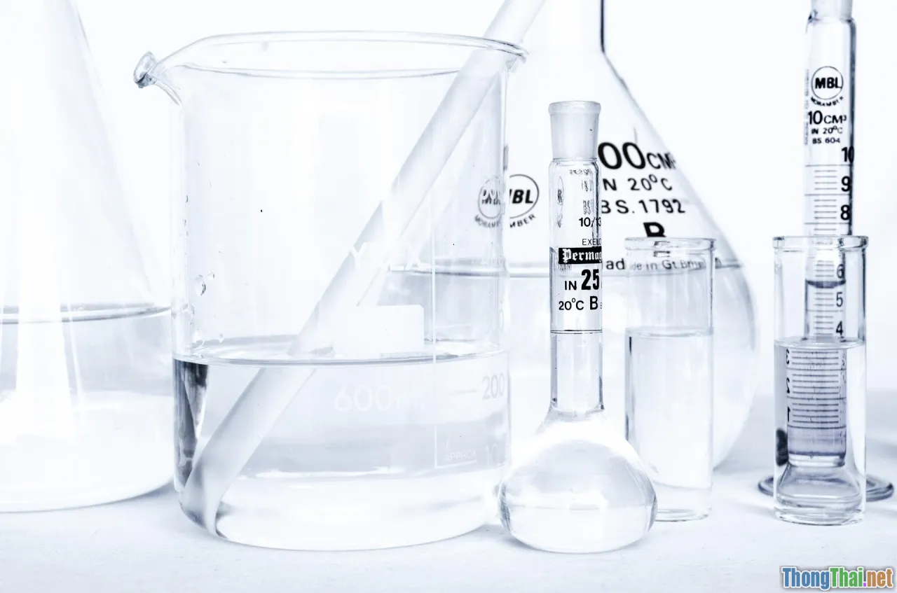 chemistry beakers, solubility, essential oil drops, water alcohol