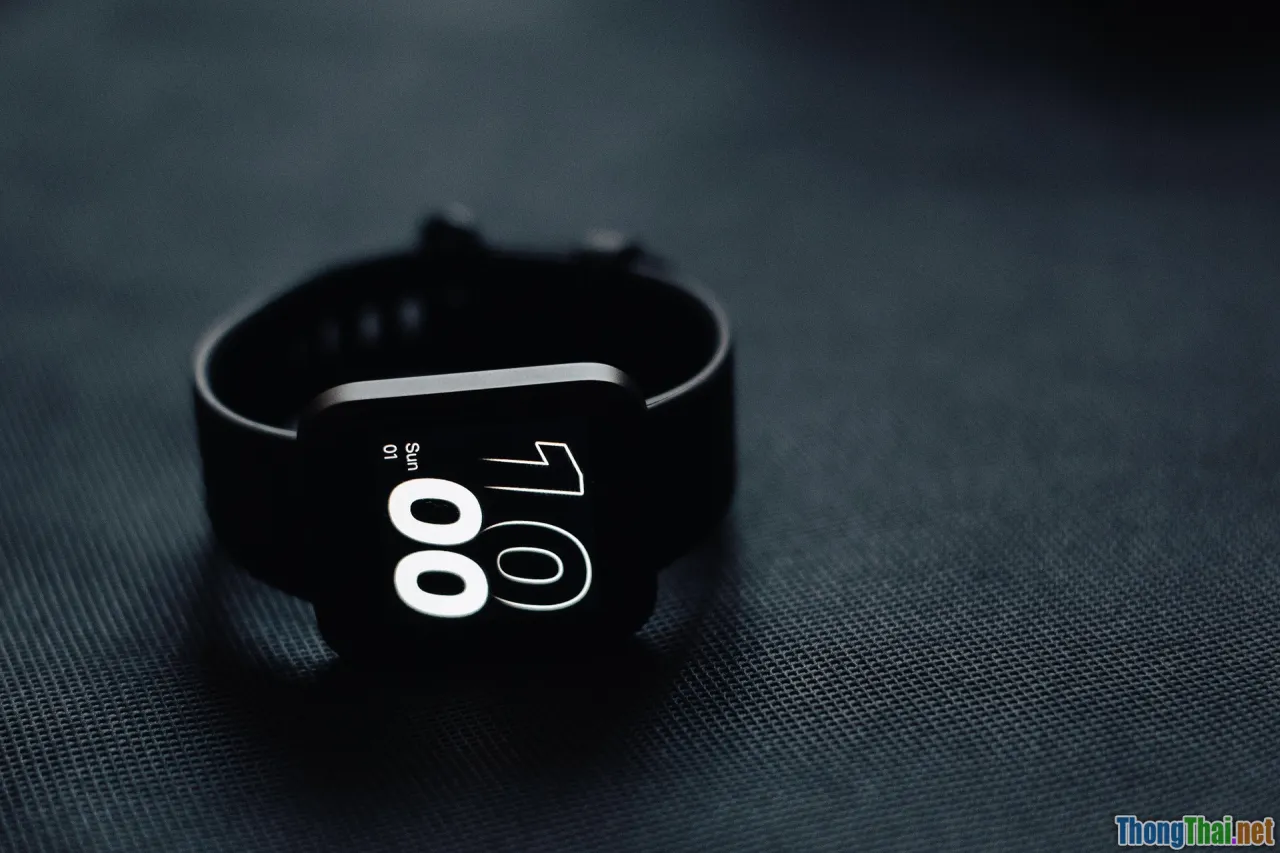 classic watch, modern smartwatch, comparison