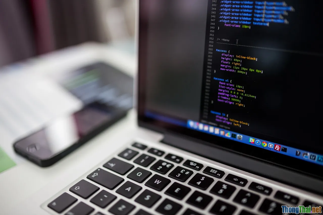 coding app, young student, smartphone